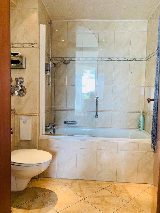 Private Suite Im Gebaeude Des Graf Eberhard Hotels Bad Urach Esterno foto